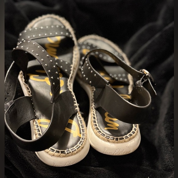 Black Sandals with Woven Straps and Cushioned Sole - Picture 7 of 15